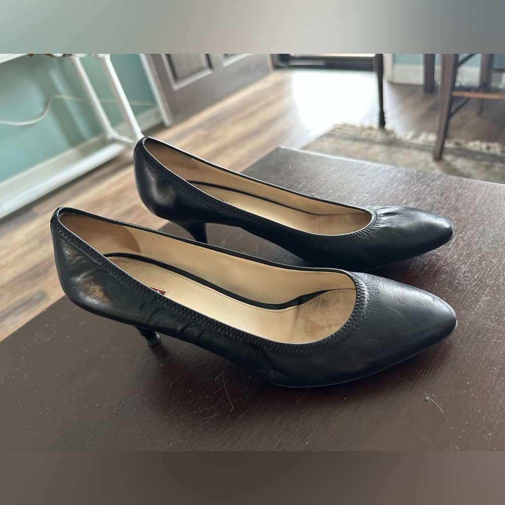 **** Prada Size 40 Elegant Black Leather Pumps